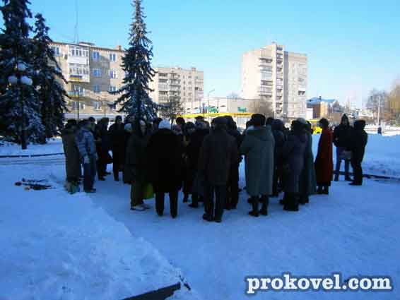 У Ковелі до Будинку Рад принесли лампадки та живі квіти