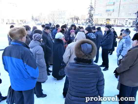 У Ковелі до Будинку Рад принесли лампадки та живі квіти