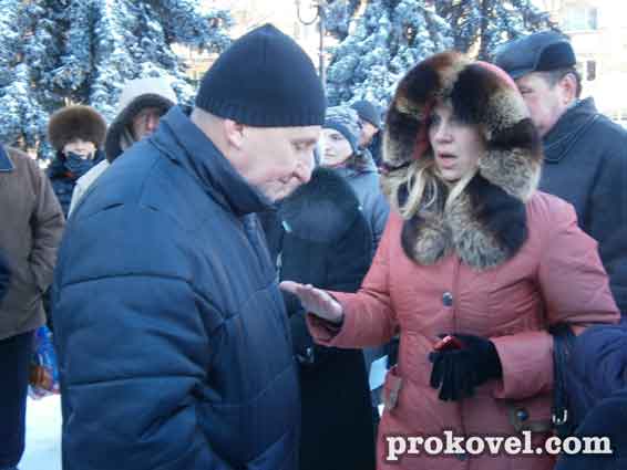 У Ковелі до Будинку Рад принесли лампадки та живі квіти