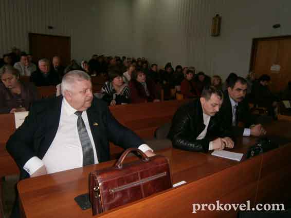 Протягом 20 хвилин були виконані всі процедури щодо проведення таємного голосування з виборів голови Ковельської районної ради шостого скликання
