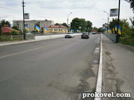 Ковельські мости замайоріли українськими прапорами