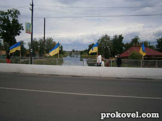 Ковельські мости замайоріли українськими прапорами