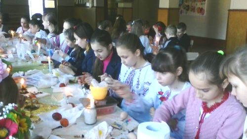 Наталія Анатоліївна Прокопів проводять майстер-клас по виготовленню традиційних великодніх писанок.