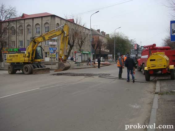 У центрі Ковеля на приїжджій частині розпочали лагодити каналізацію. Фото