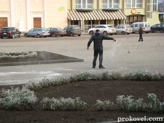 У центрі Ковеля молодик протестував за допомогою круп. Фото