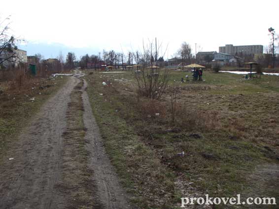 У Ковелі міський пляж завалений сміттям та недоїдками. Фото