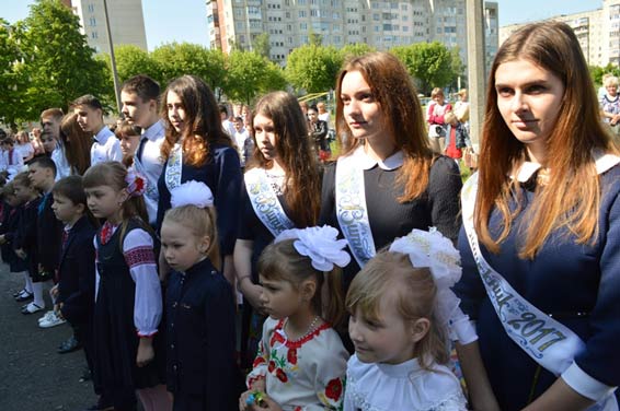 У Ковелі для школярів і випускників пролунав останній дзвінок. Фото