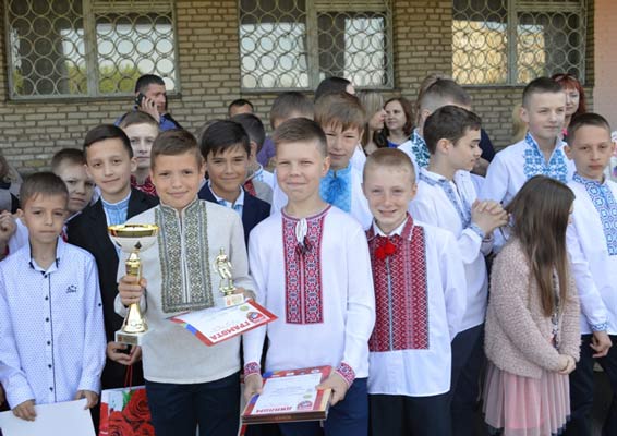 У Ковелі для школярів і випускників пролунав останній дзвінок. Фото