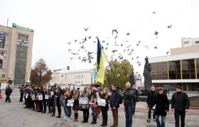 Волиняни вшанували жертв Голодомору 80-хвилинним «Флешмобом пам