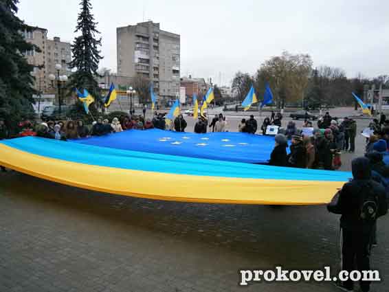 Громада Ковеля розгорнула в центрі міста прапори України та Євросоюзу
