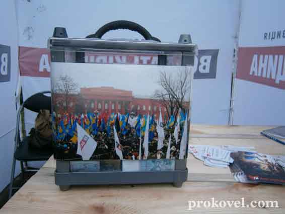 кілька днів поспіль на центральній площі Ковеля, знаходяться скрині для збору коштів мітингуючим у Києві