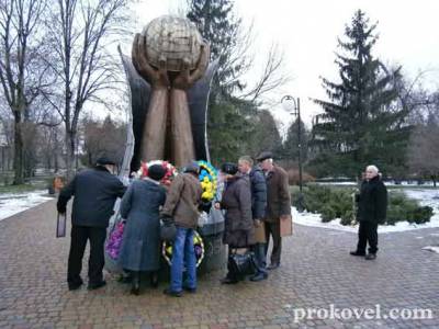 У Ковелі до пам&rsquo;ятника жертвам чорнобильської катастрофи потягнулися люди класти живі квіти та вінки
